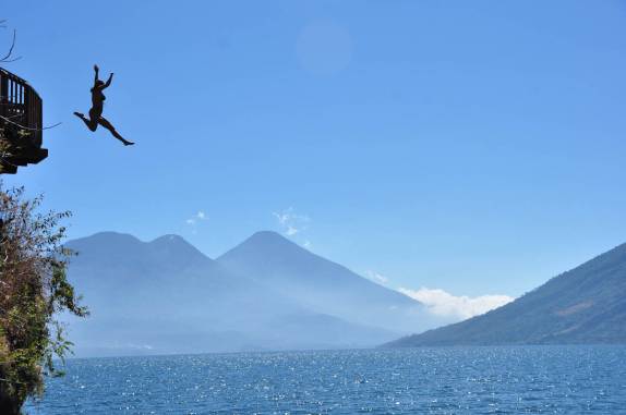 Um mergulho em Atitlán com os três vulcões a observar! (em San Marcos La Laguna, na Guatemala)